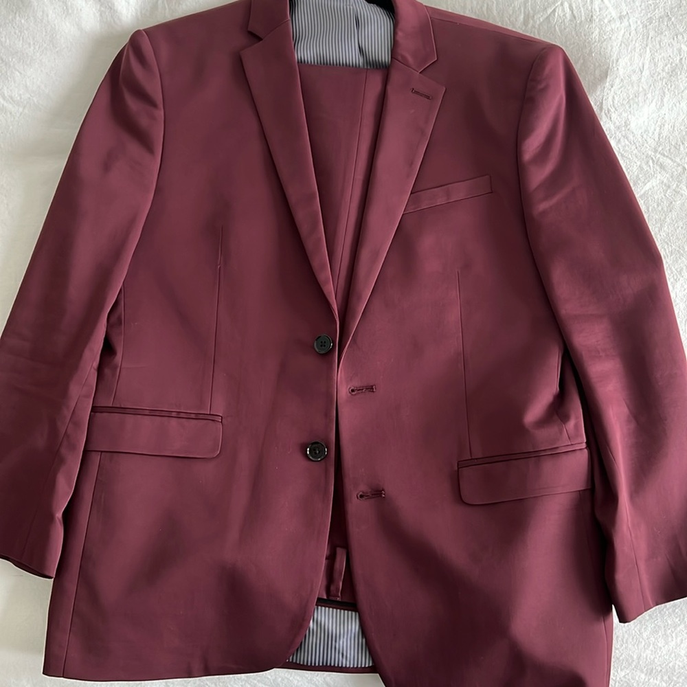 Express burgundy suit set. Coat 40R / Pant 33x32 but hemmed for a 30/31